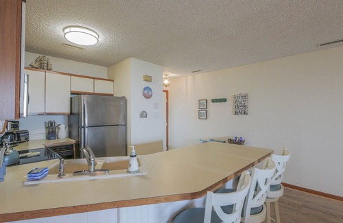 Brigantine Apartamento | Beach front condo with ocean views to love and hear: 2 bed, 2 bath