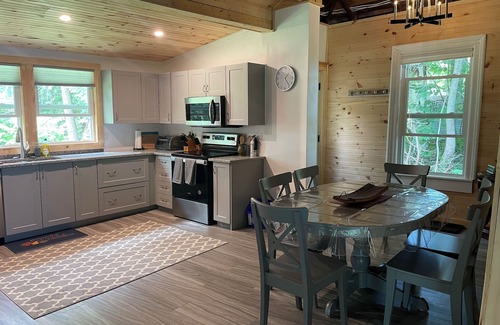 Innisfil Cabaña | Beach Front Cottage on Beautiful Lake Simcoe