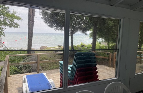Innisfil Cabaña | Beach Front Cottage on Beautiful Lake Simcoe