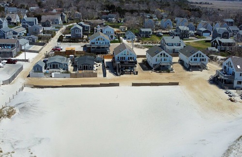 Dennis Cabaña | Beach Front Cottage on Mayflower Beach
