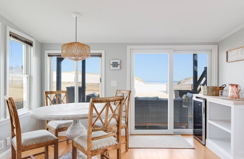 Dennis Cabaña | Beach Front Cottage on Mayflower Beach