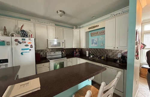Pass Christian Condominio | Beach Front Cozy 2-bedroom condo in peaceful Pass Christian with WiFi, AC