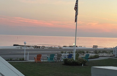 Pass Christian Condominio | Beach Front Cozy 2-bedroom condo in peaceful Pass Christian with WiFi, AC