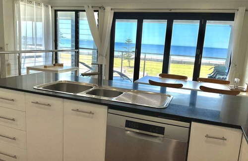 Kooragang Casa | Beach Front Experience with Point Blank Ocean Views