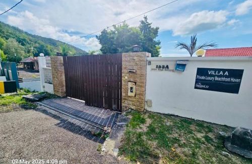 George Town Villa | Beach-Front Family Bungalow with Seaview Pool, KTV, Pool, PS5, Speaker System, BBQ & more!