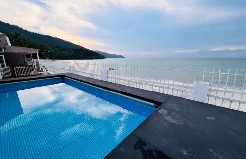 George Town Villa | Beach-Front Family Bungalow with Seaview Pool, KTV, Pool, PS5, Speaker System, BBQ & more!