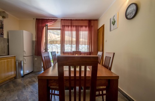 Dobrota Villa | Casa de vacaciones frente a la playa Villa Radanovic con piscina y vistas al mar de la bahía de Kotor