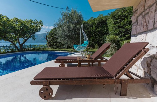Dobrota Villa | Casa de vacaciones frente a la playa Villa Radanovic con piscina y vistas al mar de la bahía de Kotor