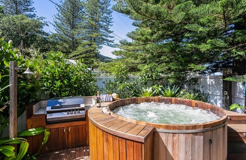 Patonga Casa | Beach Front House Outdoor Hot Tub Sauna