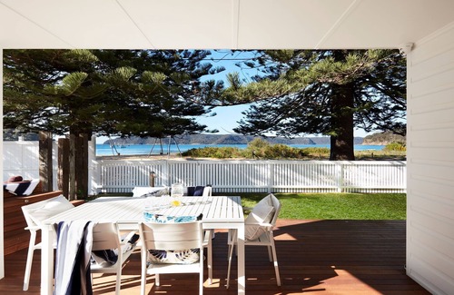 Patonga Casa | Beach Front House Outdoor Hot Tub Sauna