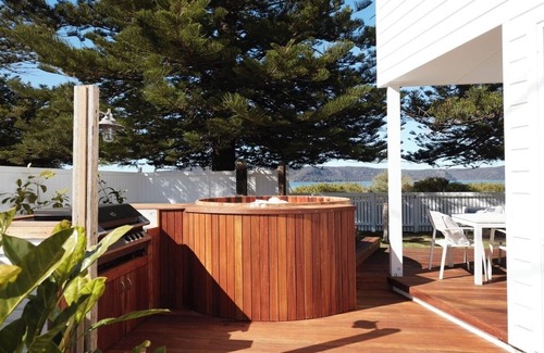 Patonga Casa | Beach Front House Outdoor Hot Tub Sauna