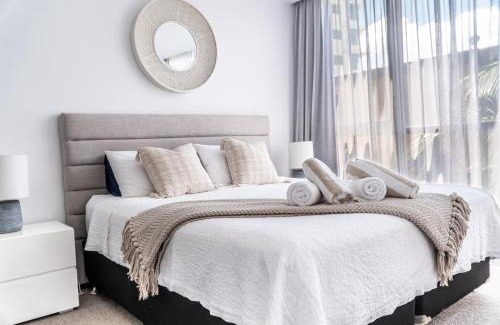 Burleigh Heads Apartamento | Beach Front Luxury With Two Carparks, Pool, Gym