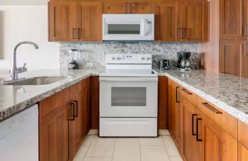Little Bay Apartamento | BEACH FRONT Spacious 2-bedroom hotel suite with kitchen, balcony in Philipsburg.