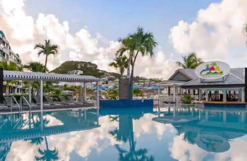 Little Bay Apartamento | BEACH FRONT Spacious 2-bedroom hotel suite with kitchen, balcony in Philipsburg.