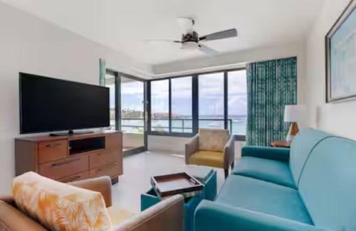 Little Bay Apartamento | BEACH FRONT Spacious 2-bedroom hotel suite with kitchen, balcony in Philipsburg.