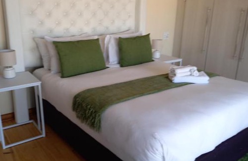 Quigney Beach Apartamento | Beach Front Villa Self Catering Apartment