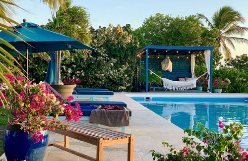 Cockburn Town Villa | Villa privada frente a la playa con piscina y vistas panorámicas al océano