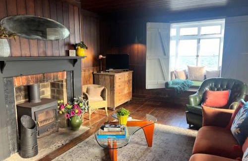 Netley Casa | Beach Front Watch House, Lepe