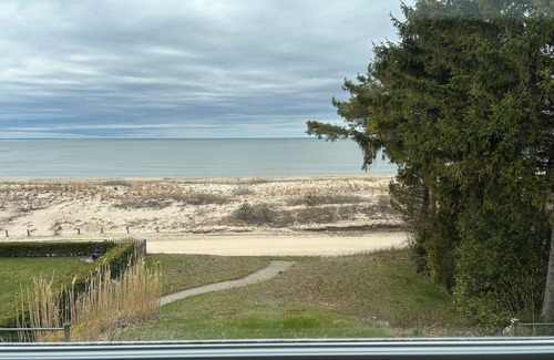 Wasaga Beach Casa | Beach Front / Water Front Family Friendly Home on Allenwood Beach Wasaga