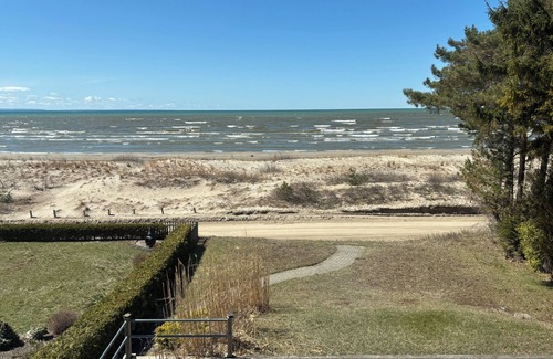 Wasaga Beach Casa | Beach Front / Water Front Family Friendly Home on Allenwood Beach Wasaga