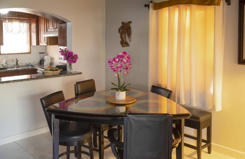 Orange Bay Casa | Frente a la playa, bien equipado, adosado (ideal para familias)