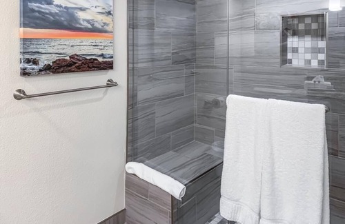 Capistrano Beach Complejo | Beach Fun, 3 Modern Units, Pool, Parking, Game room!