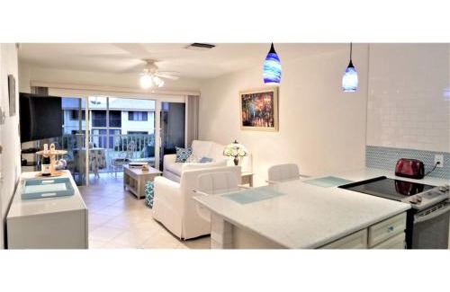 Fort Pierce Apartamento | Beach Getaway - Ocean beach, tennis, golf, pool with tiki bar