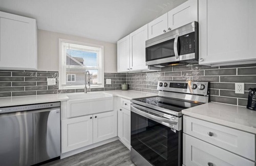 Southend Condominio | Beach Getaway + Parking + 2 blocks to Beach!