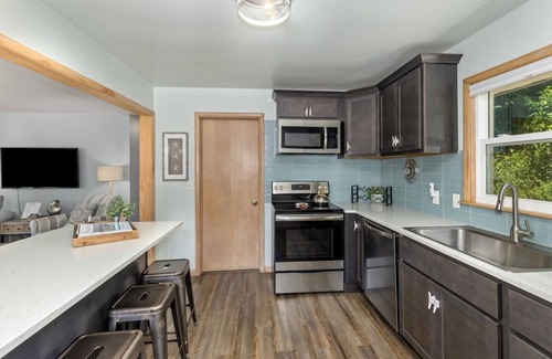 Saugatuck Cabaña | Beach Glass Block From Heart of Saugatuck!