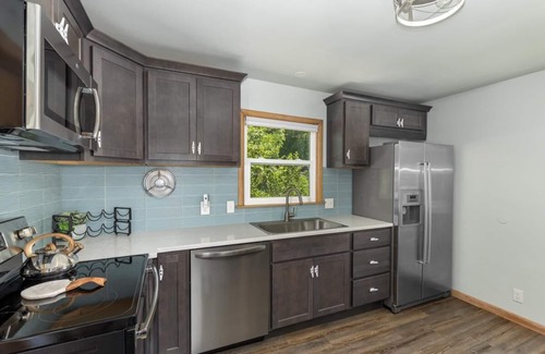 Saugatuck Cabaña | Beach Glass Block From Heart of Saugatuck!