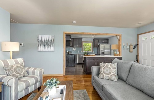 Saugatuck Cabaña | Beach Glass Block From Heart of Saugatuck!