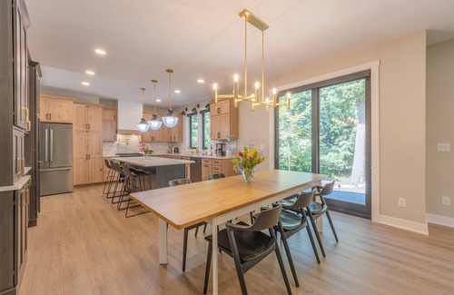 Fennville Casa | Beach Glass Retreat - Pickleball, Lake access 2 minute walk away, luxury home