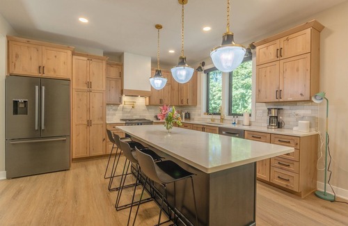 Fennville Casa | Beach Glass Retreat - Pickleball, Lake access 2 minute walk away, luxury home