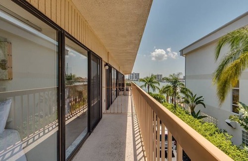 Clearwater Beach Casa | Beach Haven-4 min walk to the beach, pet friendly, boat dock