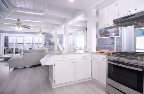 Breezeswept Beach Estates Casa | Beach Haven: Modern 4-Bed/2-Bath Single Family Home with Breathtaking Open Water