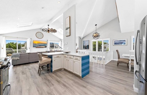 Peahala Park Casa | Beach Haven Park 4 Bed, 2.5 Bath Reverse Living, Beach Block, Heated Pool
