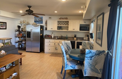 Gas Lamp Section Apartamento | Beach Home 3 blocks to the white sand.please no children under the age of 7.