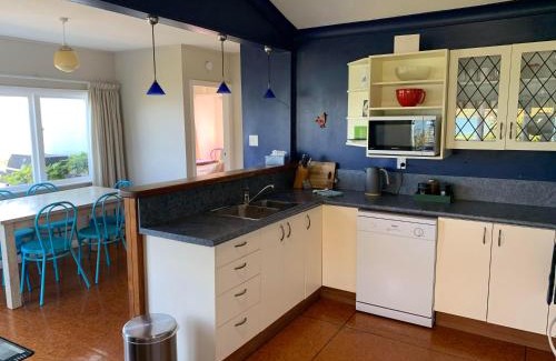 Lowry Bay Casa | Beach Home with 3 double bedrooms and amazing sea views
