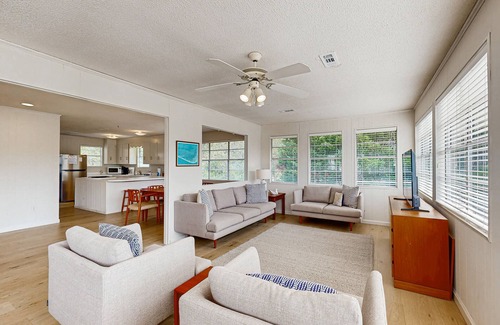 Edisto Island Casa | Beach home with huge lawn, open deck, covered patio & grill