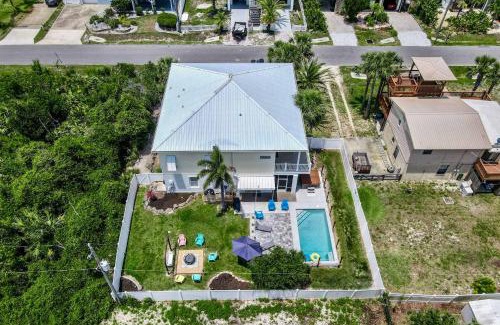 Marineland Acres Casa | Beach Hot Tub & Pool Getaway in Palm Coast walk or bike to the beach