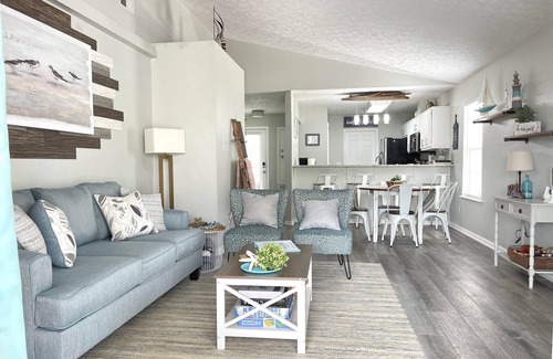 Crescent Beach Casa | Beach House 3bds2baths w/ Free Garage Prkng for 10 guests - Travelers Welcome