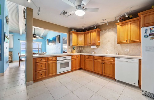 Old Man Bay Cabaña | Beach House and Cottage with 2 Full Kitchens, Sleeps 16.
