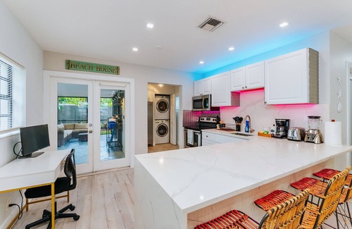 North Andrews Gardens Casa | Beach House- BBQ, Patio, Hammock, Family-friendly