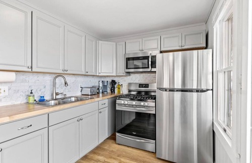 Colchester Cabaña | Beach House · Beautiful Beachfront House, Close to Burlington!