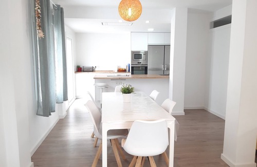 Rota Casa | Casa en la playa totalmente reformada con capacidad para 13 personas.