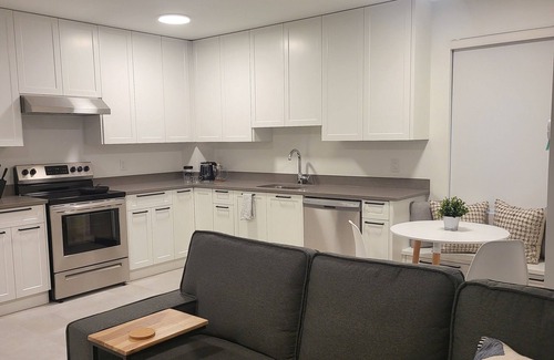 Dollarton Apartamento | Beach House Deep Cove modern retreat. Private safe seaside waterfront retreat.