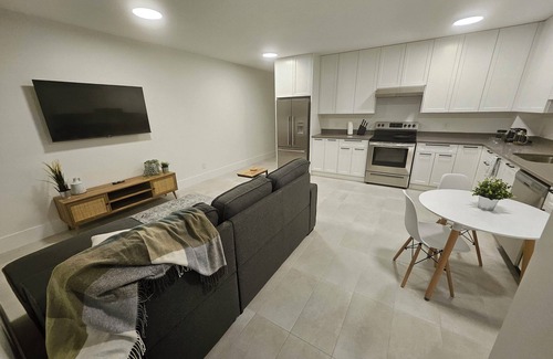 Dollarton Apartamento | Beach House Deep Cove modern retreat. Private safe seaside waterfront retreat.