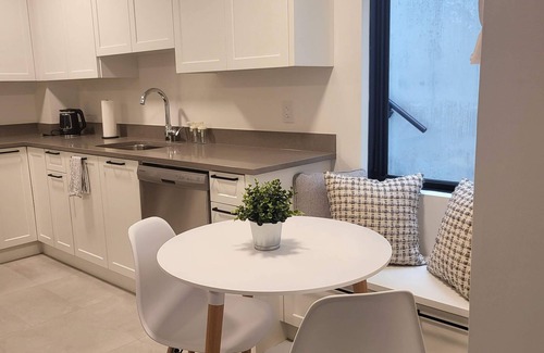 Dollarton Apartamento | Beach House Deep Cove modern retreat. Private safe seaside waterfront retreat.