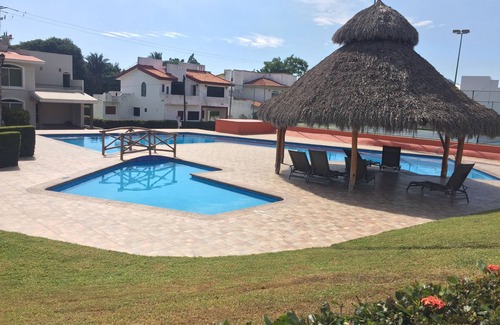 Manzanillo Casa | Casa de playa en Manzanillo con piscina y cancha de tenis con aire acondicionado.