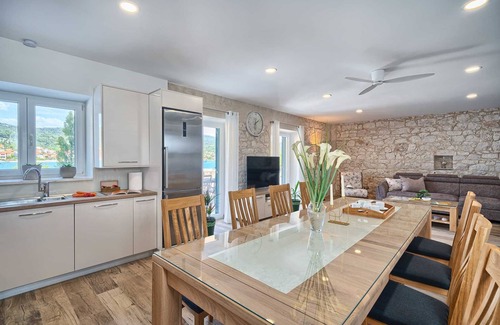 Vinisce Villa | Beach House Joy: encantadora villa frente al mar con piscina climatizada para 8 personas
